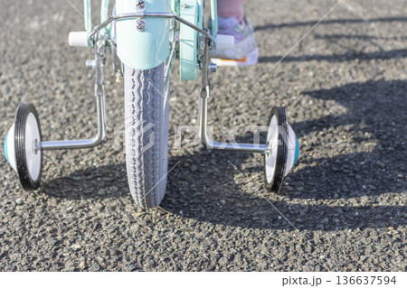 子ども用自転車の補助輪の接写 136637594
