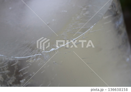氷の亀裂と凍結ラインの質感背景素材 氷の亀裂と凍結ラインの質感背景素材 136638158