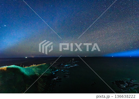 星空に包まれる襟裳岬と太平洋の夜景（北海道） 136638222