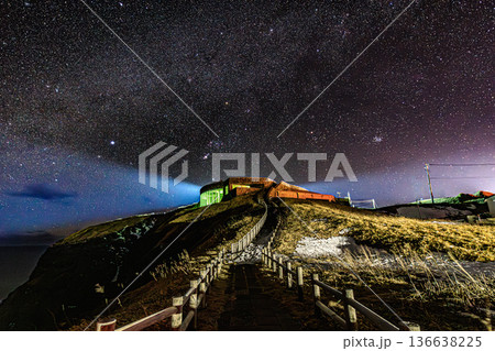 星空に包まれた襟裳岬・風の館と天の川の絶景(北海道) 星空に包まれた襟裳岬・風の館と天の川の絶景(北海道) 136638225