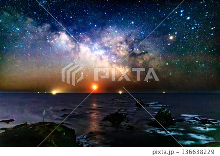 月の出と銀河が輝く襟裳岬の夜 北海道の星空風景 月の出と銀河が輝く襟裳岬の夜 北海道の星空風景 136638229
