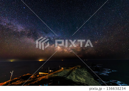 北海道・襟裳岬の天の川が輝く幻想的な夜 北海道・襟裳岬の天の川が輝く幻想的な夜 136638234