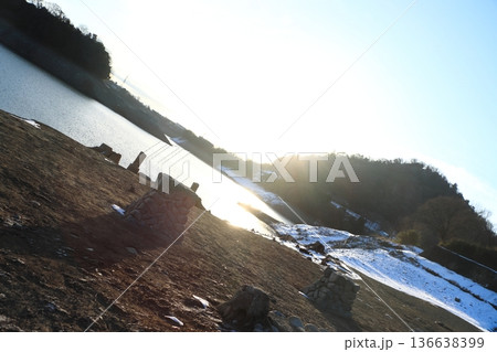 記録的渇水によりダム湖の湖底から数十年ぶりに姿を現した旧荒川八幡宮(神奈川県津久井湖) 記録的渇水によりダム湖の湖底から数十年ぶりに姿を現した旧荒川八幡宮(神奈川県津久井湖) 136638399