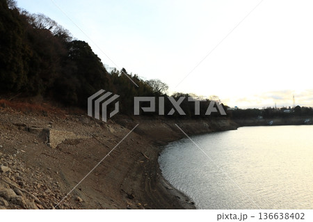 【神奈川県】記録的渇水により津久井湖の湖底から数十年ぶりに姿を現した旧国道413号線 136638402