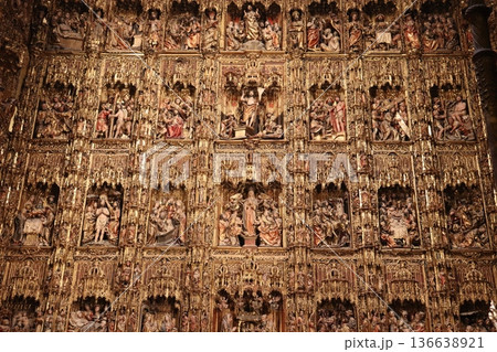 世界遺産　セビーリャ大聖堂の礼拝堂の祭壇　セビリア　スペイン　ヨーロッパ 136638921