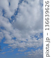 青空に白い雲 136639626