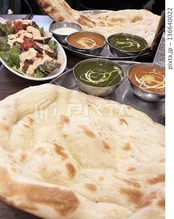 インド料理・ナンとバターチキンとほうれん草のカレーとサラダのセット インド料理・ナンとバターチキンとほうれん草のカレーとサラダのセット 136640022