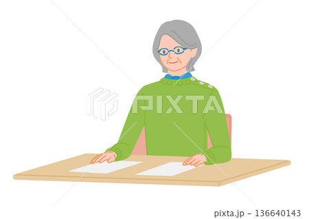 シニア女性が机で書類を広げて比較確認するイラスト シニア女性が机で書類を広げて比較確認するイラスト 136640143