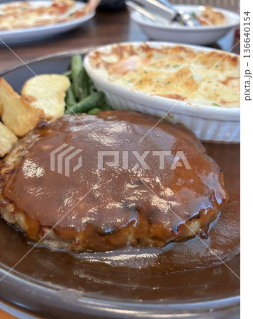 ファミリーレストランで食べる「ハンバーグ＆海老のペンネグラタン」 136640154