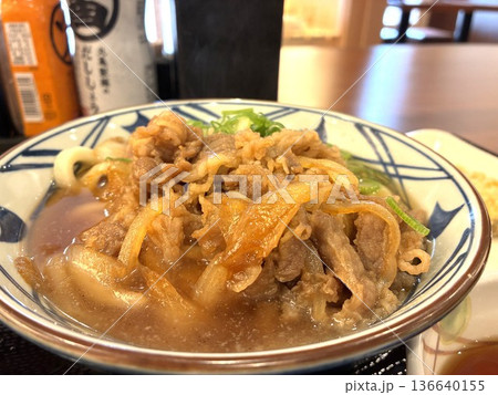 うどん専門店で食べる「焼きたて肉うどん」 136640155