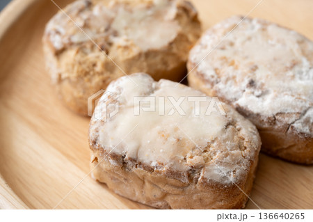 お皿に載せたポルボロン（ポルボローネ）のクローズアップ 136640265