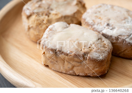 お皿に載せたポルボロン（ポルボローネ）のクローズアップ 136640268