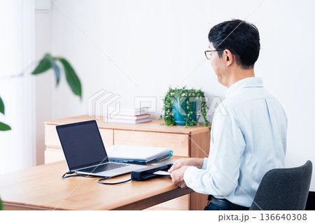 確定申告の準備をする男性の手元 確定申告の準備をする男性の手元 136640308