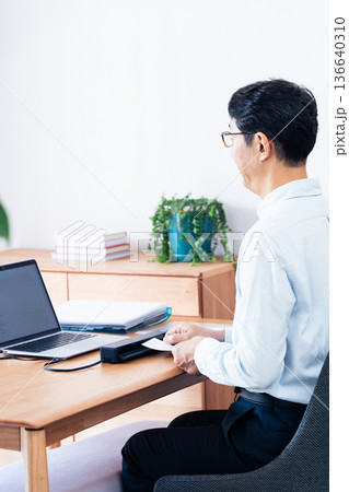 確定申告の準備をする男性の手元 136640310