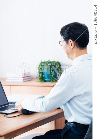 確定申告の準備をする男性の手元 確定申告の準備をする男性の手元 136640314