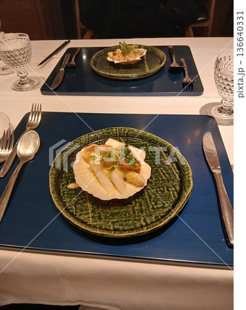 ラグジュアリーな高級料理のテーブルセッティング|和風イタリアン・フレンチの一皿 ラグジュアリーな高級料理のテーブルセッティング|和風イタリアン・フレンチの一皿 136640331