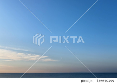 静寂に包まれた冬の海と青空 静寂に包まれた冬の海と青空 136640399