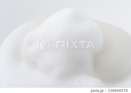 泡立てた白い固形石鹸のクローズアップ 136640578