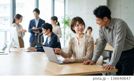 オフィスでミーティングする男女 136640647
