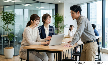 オフィスでミーティングする男女 136640649