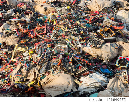プラスチックごみの集積場 プラスチックごみの集積場 136640675