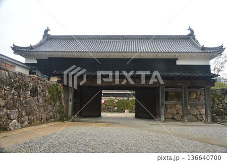 城内から見た高知城の「追手門」(高知県高知市) 城内から見た高知城の「追手門」(高知県高知市) 136640700