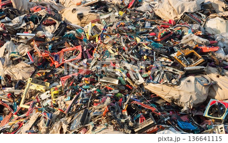 プラスチックごみの集積場 136641115