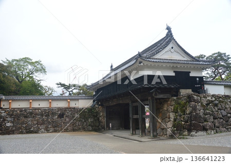 城内から見た高知城の「追手門」（高知県高知市） 136641223