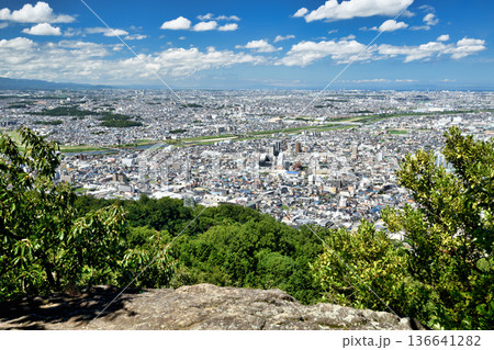 高尾山山頂から柏原市・藤井寺市、大和川を望む　【大阪府柏原市安堂町】 136641282