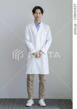 カメラ目線で微笑む白衣を着た30代の男性　全身　白バック　ポートレート 136641637