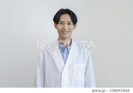カメラ目線で笑顔の白衣を着た30代の男性　白バック　ポートレート 136641688