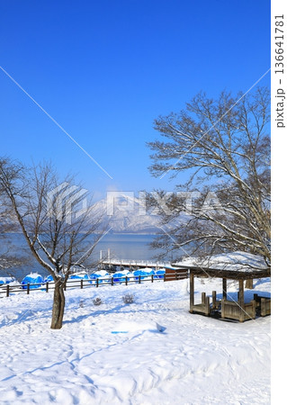 支笏湖畔　雪景色 136641781