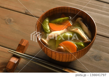 スナップエンドウとにんじんとしめじのみそ汁 136641797