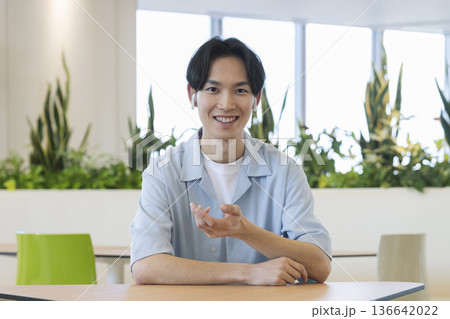 カメラ目線で話す笑顔の30代男性 136642022