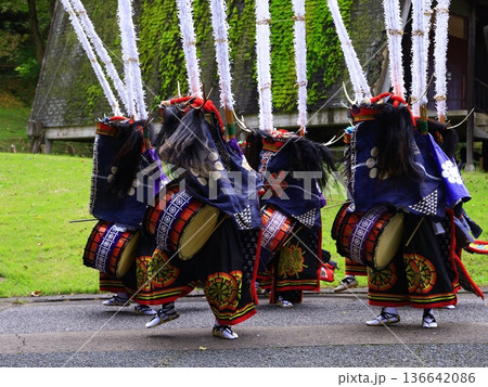 神楽の国のお祭りで、神楽をとる 136642086