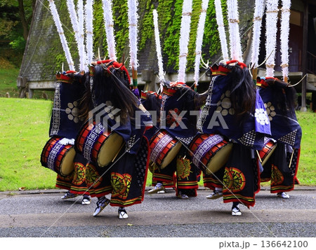 神楽の国のお祭りで、神楽をとる 136642100