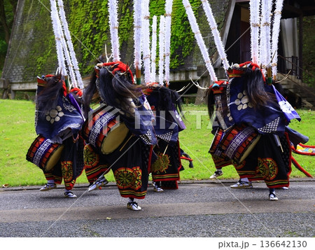 神楽の国のお祭りで、神楽をとる 神楽の国のお祭りで、神楽をとる 136642130