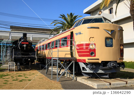 小倉総合車両センターで展示されているC12形蒸気機関車と485系電車 136642290