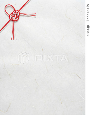 水引き 飾りのある和紙 余白スペース お祝い 背景 質感 デザイン 136642319