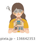 一戸建てを購入したことを、後悔している女性のイラスト 136642353