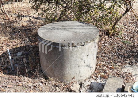 蓋の閉まった井戸 蓋の閉まった井戸 136642443
