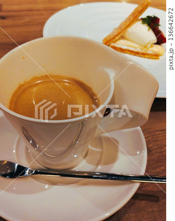 おしゃれなレストラン 136642672