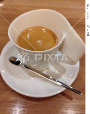 おしゃれなレストラン 136642676