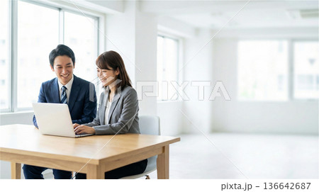 会議室で談笑するビジネスパーソン チーム 笑顔 信頼感 全身 人物 男性 女性 日本人 スーツ 136642687