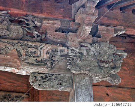 高根神社 本殿軒先｢右｣の欄間部分の斗組施工部分と装飾(2013.4.1) 屋根を力強く支えます 136642715