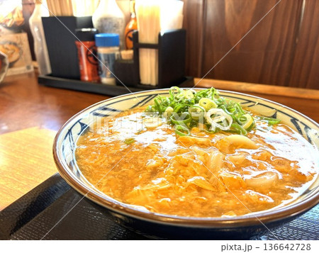 うどん専門店で食べる「玉子あんかけうどん」 136642728