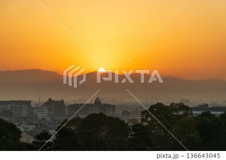 大和郡山郡山城天守台から見た日の出の景色 136643045