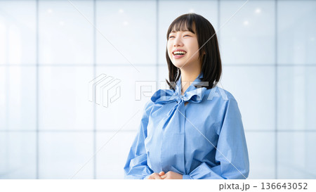笑顔の女性・ビジネスウーマン 136643052