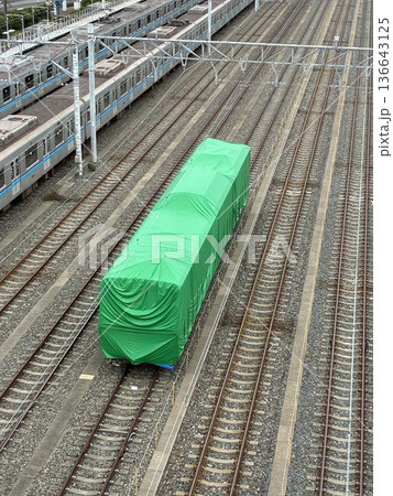 東京メトロ東西線の深川車両基地で緑色のシートで覆われた車両 東京メトロ東西線の深川車両基地で緑色のシートで覆われた車両 136643125
