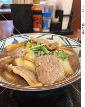 セルフ式のうどん専門チェーン店で食べる「鴨ねぎうどん」 セルフ式のうどん専門チェーン店で食べる「鴨ねぎうどん」 136643126